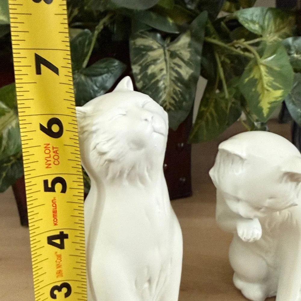 White Ceramic Cat 🐱 Figurines - Picture 4 of 7